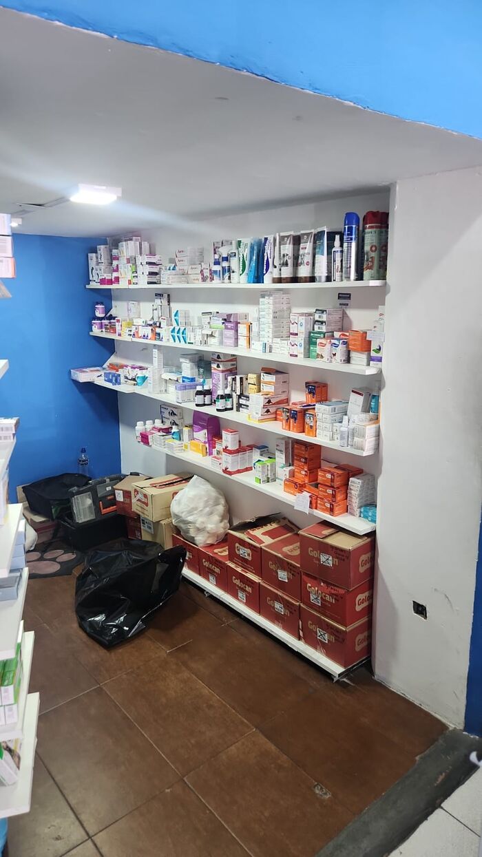 Farmacia veterinaria: estanterías con medicamentos y productos de cuidado